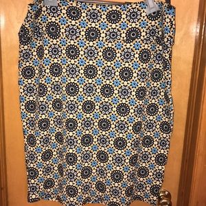 Floral like patterned pencil skirt